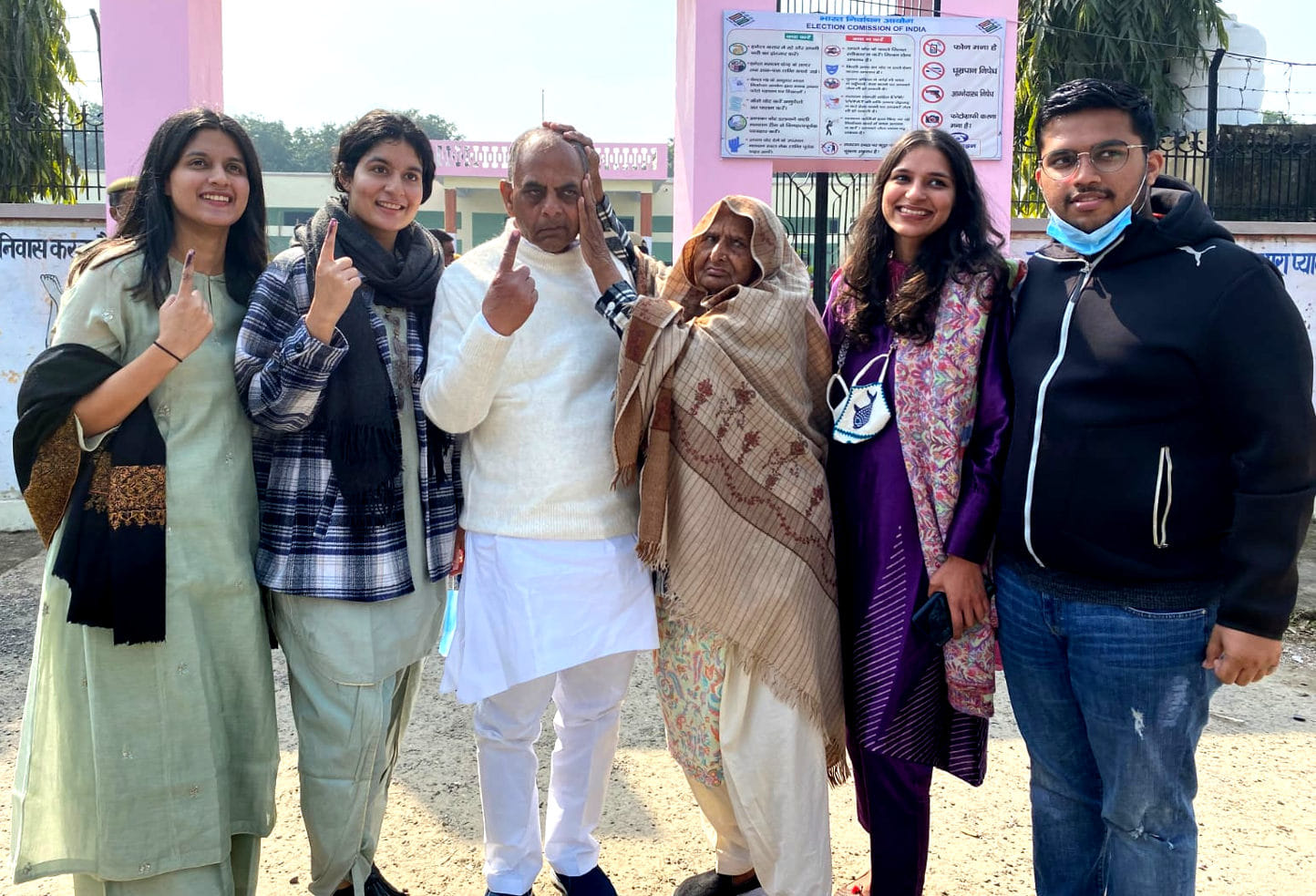 तितरो में परिवार के साथ अपना वोट डालने पहुंचे सपा के प्रदेश सचिव रूद्रसैन तितरो में परिवार के साथ अपना वोट डालने पहुंचे सपा के प्रदेश सचिव रूद्रसैन