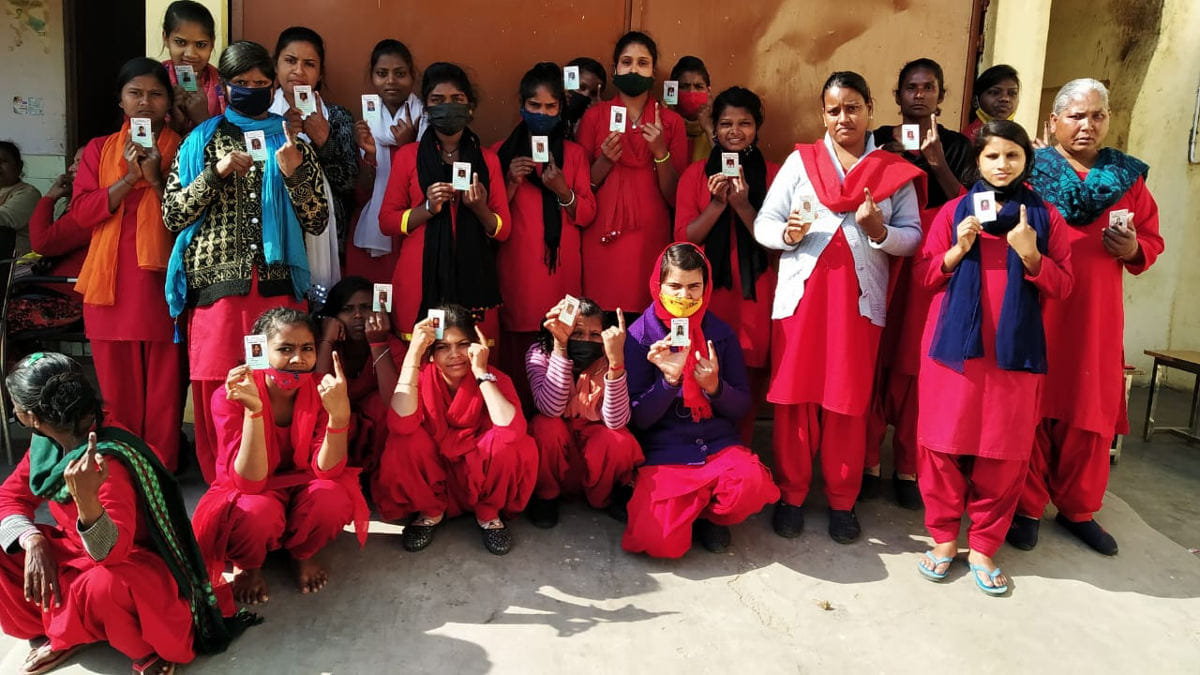 अपना वोट डालने पहुंची संवासनी अपना वोट डालने पहुंची संवासनी