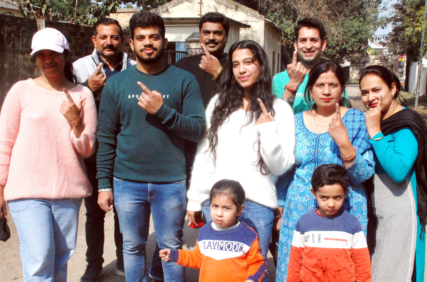 देहरादून रोड़ पर अपना वोट डालने पहुंचे युवक युवतियां देहरादून रोड़ पर अपना वोट डालने पहुंचे युवक युवतियां