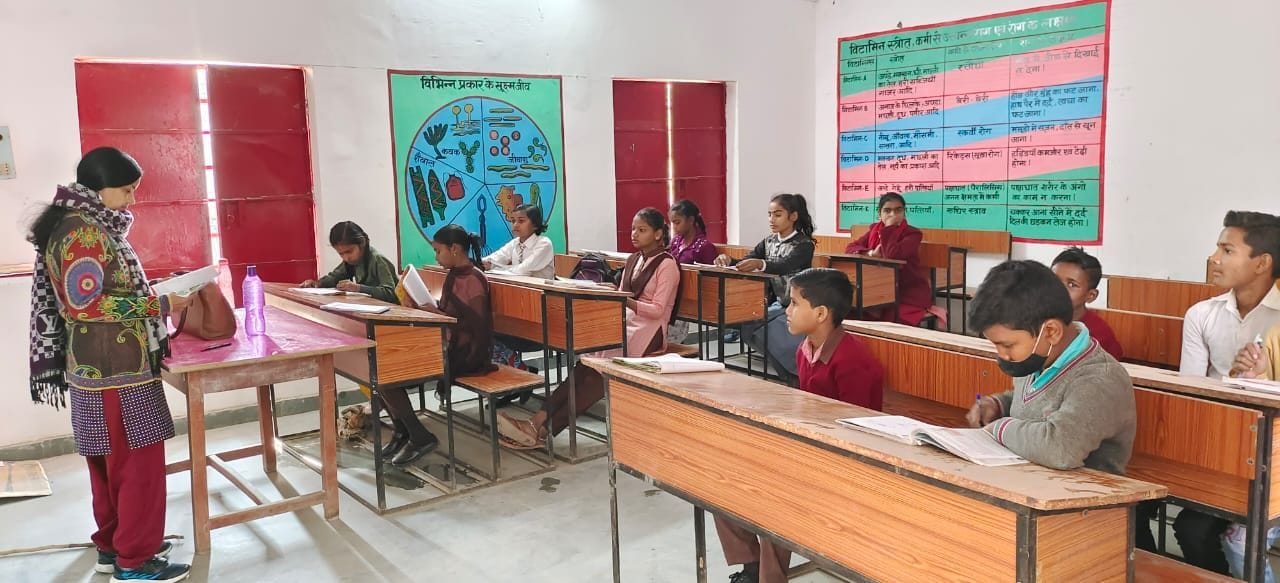 मंझनपुर नया नगर स्थित पूर्व माध्यमिक में छात्रों को पढ़ाती अध्यापिका