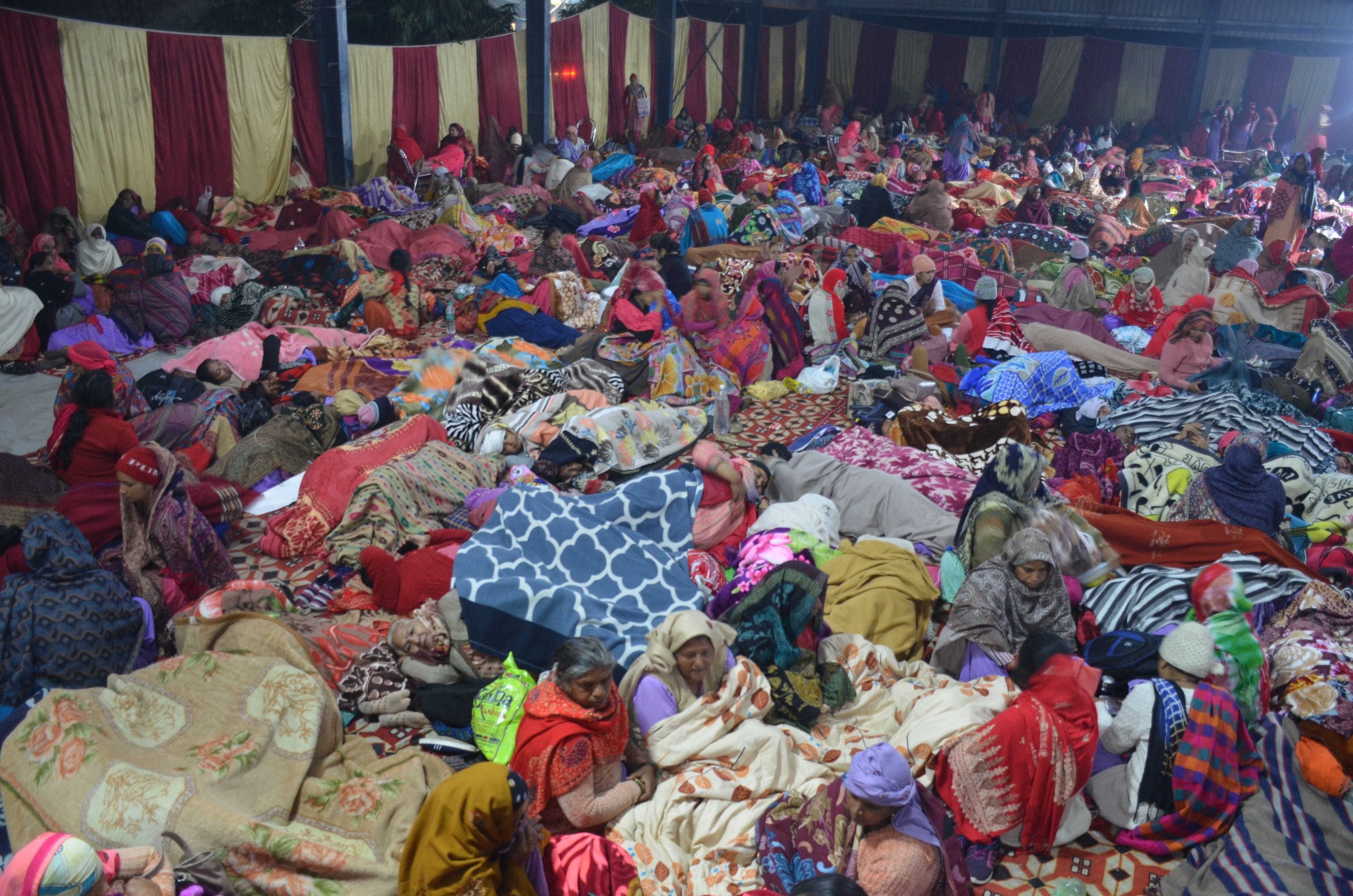आक्रोश महापड़ाव में सोमवार की मध्यरात्रि को विश्राम करती आंगनबाड़ी वर्कर्स।