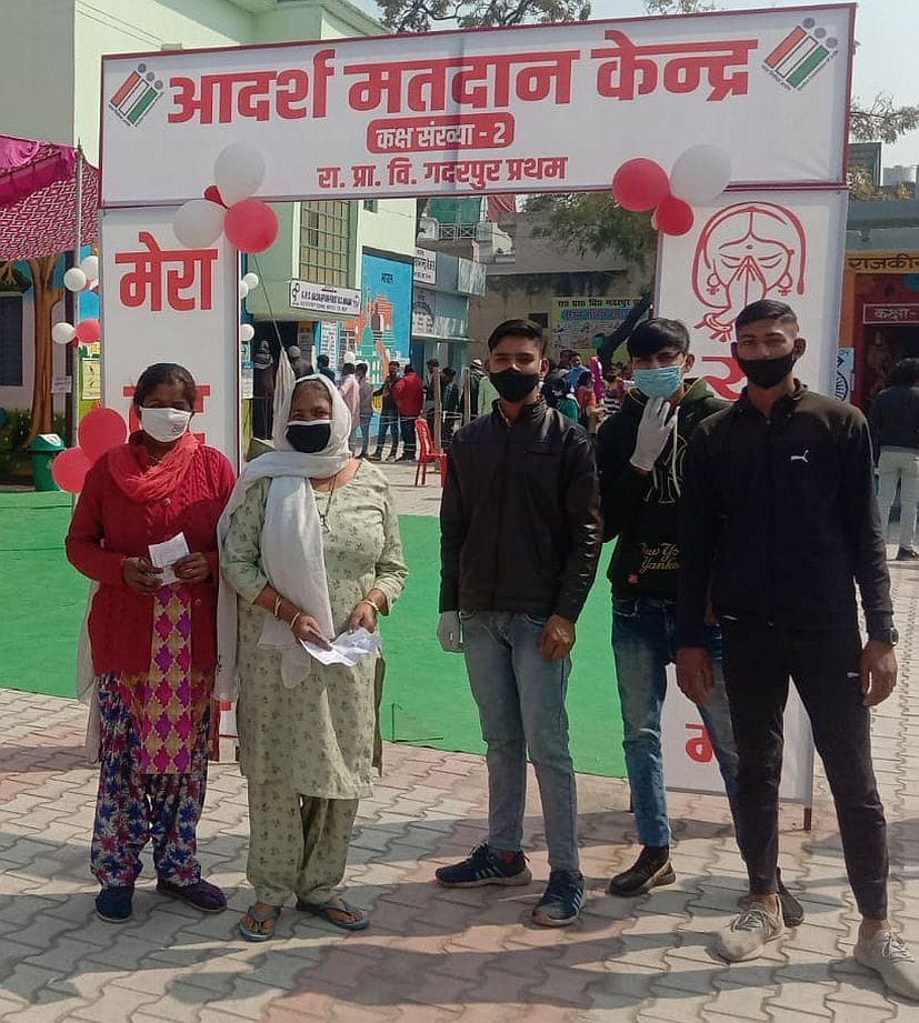 गदरपुर के आदर्श बूथ के सामने फोटो खिंचवाते लोग। गदरपुर के आदर्श बूथ के सामने फोटो खिंचवाते लोग।