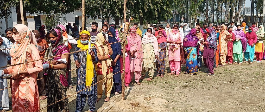 गदरपुर के जीआईसी सकैनिया में मतदान केंद्र के बाहर कतार में लगी महिला मतदाता। गदरपुर के जीआईसी सकैनिया में मतदान केंद्र के बाहर कतार में लगी महिला मतदाता।