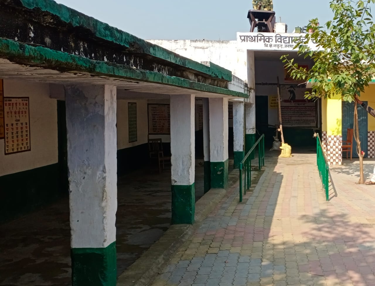 अंबेहटा के चडाव में मतदान बहिष्कार के बाद खाली पड़ा बूथ अंबेहटा के चडाव में मतदान बहिष्कार के बाद खाली पड़ा बूथ