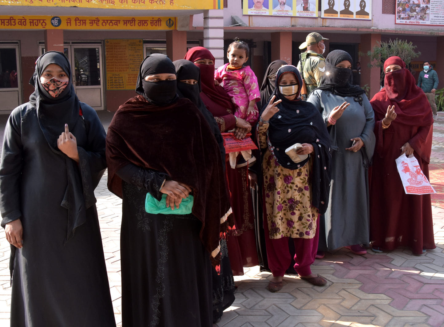 अंबाला रोड़ पर गुरू नानक इंटर कॉलेज में वोट डालने पहुंची महिलाएं अंबाला रोड़ पर गुरू नानक इंटर कॉलेज में वोट डालने पहुंची महिलाएं