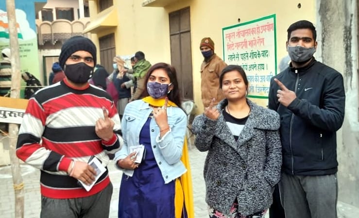 अफजलगढ़ में पहली बार मतदान करने के बाद उंगली का निशान दिखाते युवा।