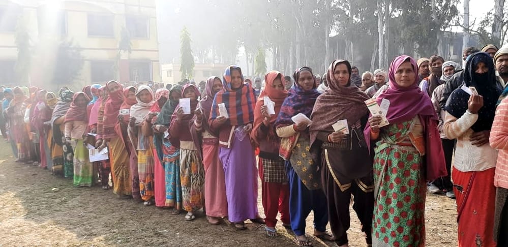 अफजलगढ़ के गांव शाहपुरजमाल में लगी महिला मतदाताओं की लंबी लाइन।