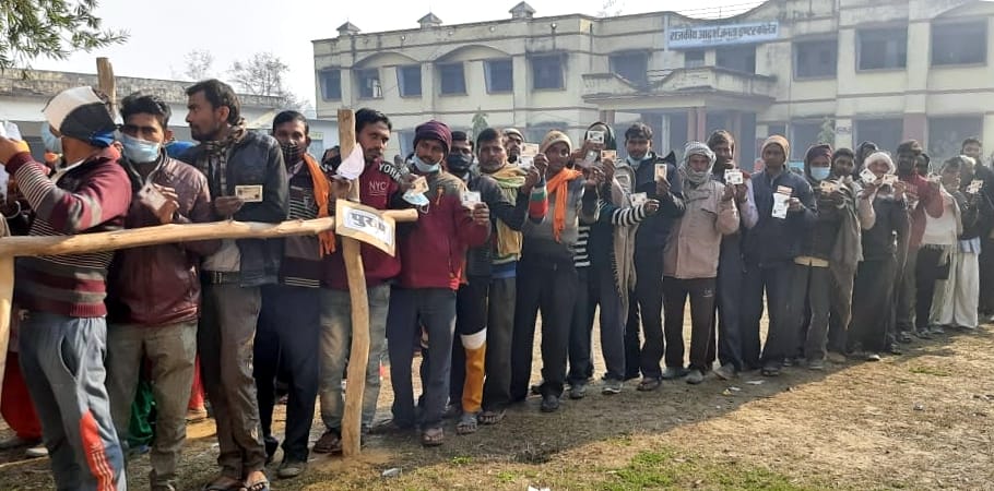 अफजलगढ़ के गांव शाहपुरजमाल में लगी पुरूष मतदाताओं की लंबी लाइन।