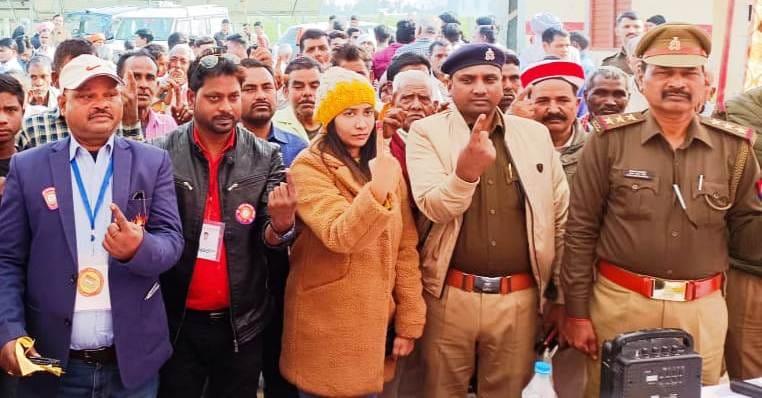 ग्रामीणों के बीच मौजूद अधिकारी ग्रामीणों के बीच मौजूद अधिकारी