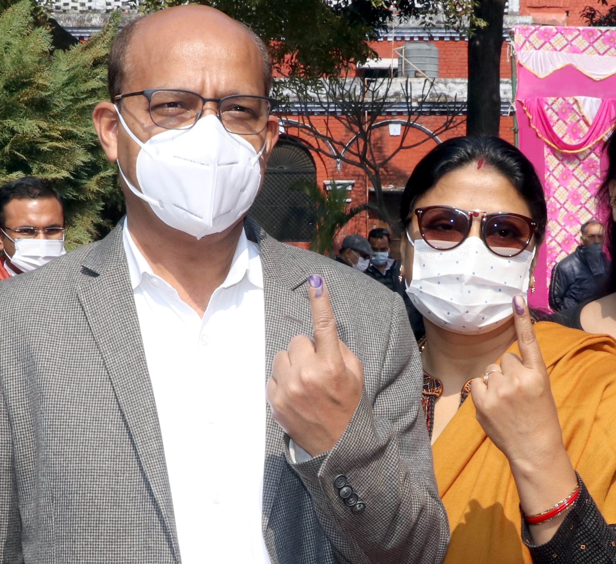 बिजनौर में मतदान करने के बाद उंगली पर निशान देते डीएम उमेश मिश्रा व उनकी पत्नी रीना मिश्रा।