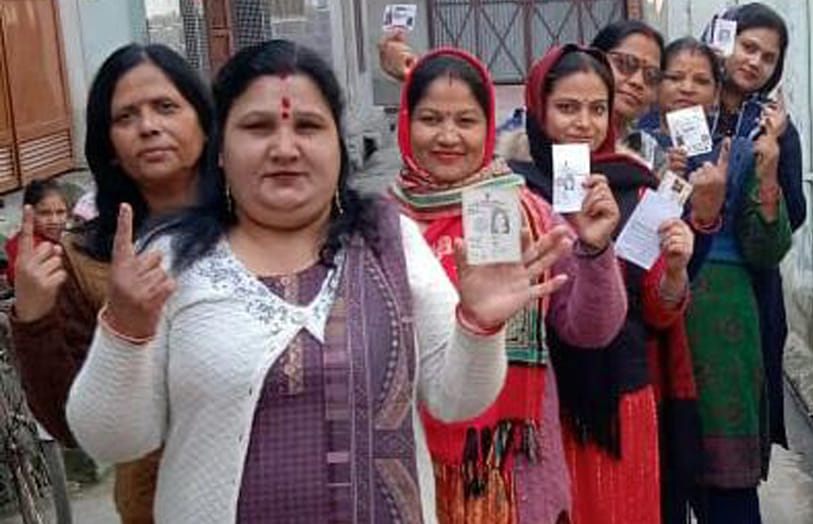 देवबंद में पोलिंग बूथ पर वोट डालने पहुंची मतदान करने को लेकर उत्साहित महिलाएं देवबंद में पोलिंग बूथ पर वोट डालने पहुंची मतदान करने को लेकर उत्साहित महिलाएं
