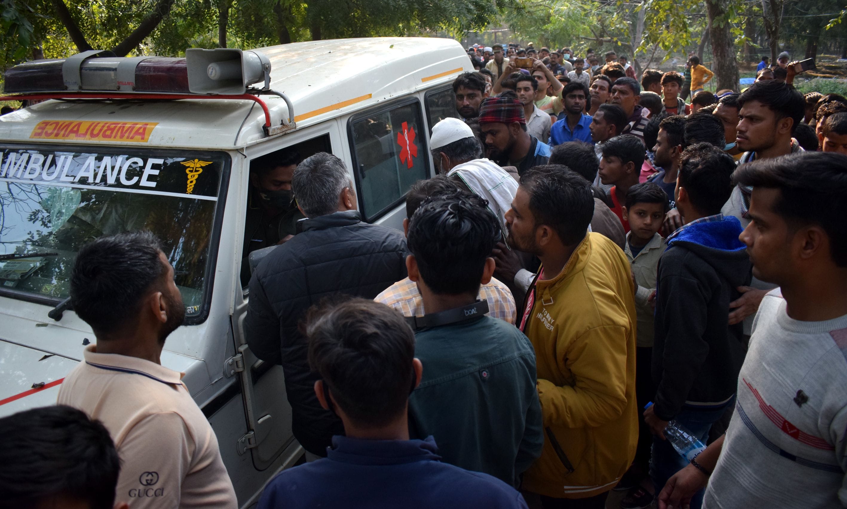 कासगंज में बिलराम गेट स्थित कब्रिस्तान से मृतक अल्ताफ के शव को एंबुलेंस से ले जाते कर्मी मौके पर ? कासगंज में बिलराम गेट स्थित कब्रिस्तान से मृतक अल्ताफ के शव को एंबुलेंस से ले जाते कर्मी मौके पर ?
