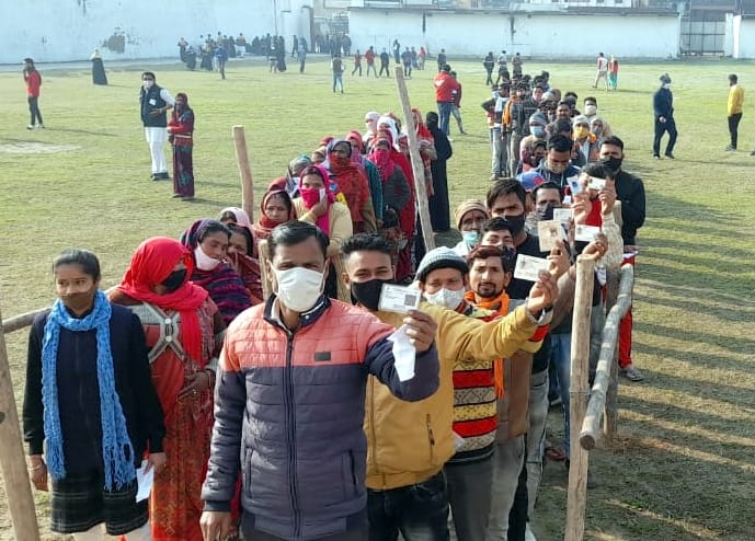 नहटौर के जेवीएम इंटर कॉलेज मे मतदान केंद्र पर लगी मतदाताओं की लाइन।
