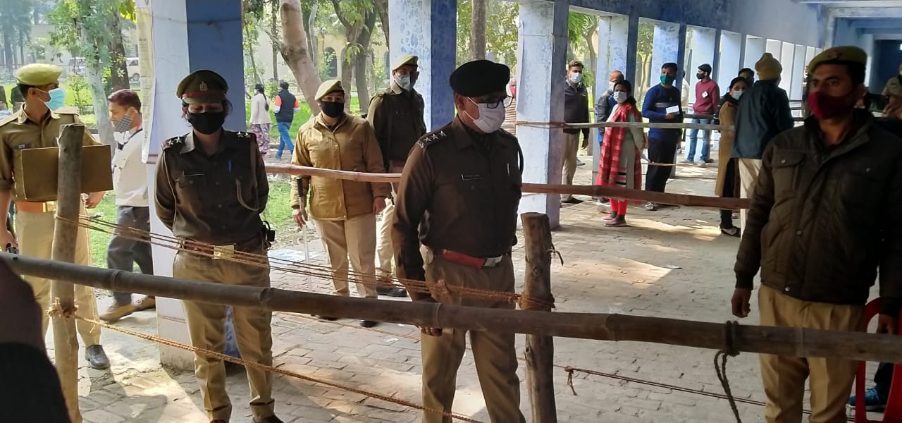 केएम कॉलेज मतदान केंद्र का निरीक्षण करते सीओ अजय कुमार अग्रवाल। केएम कॉलेज मतदान केंद्र का निरीक्षण करते सीओ अजय कुमार अग्रवाल।