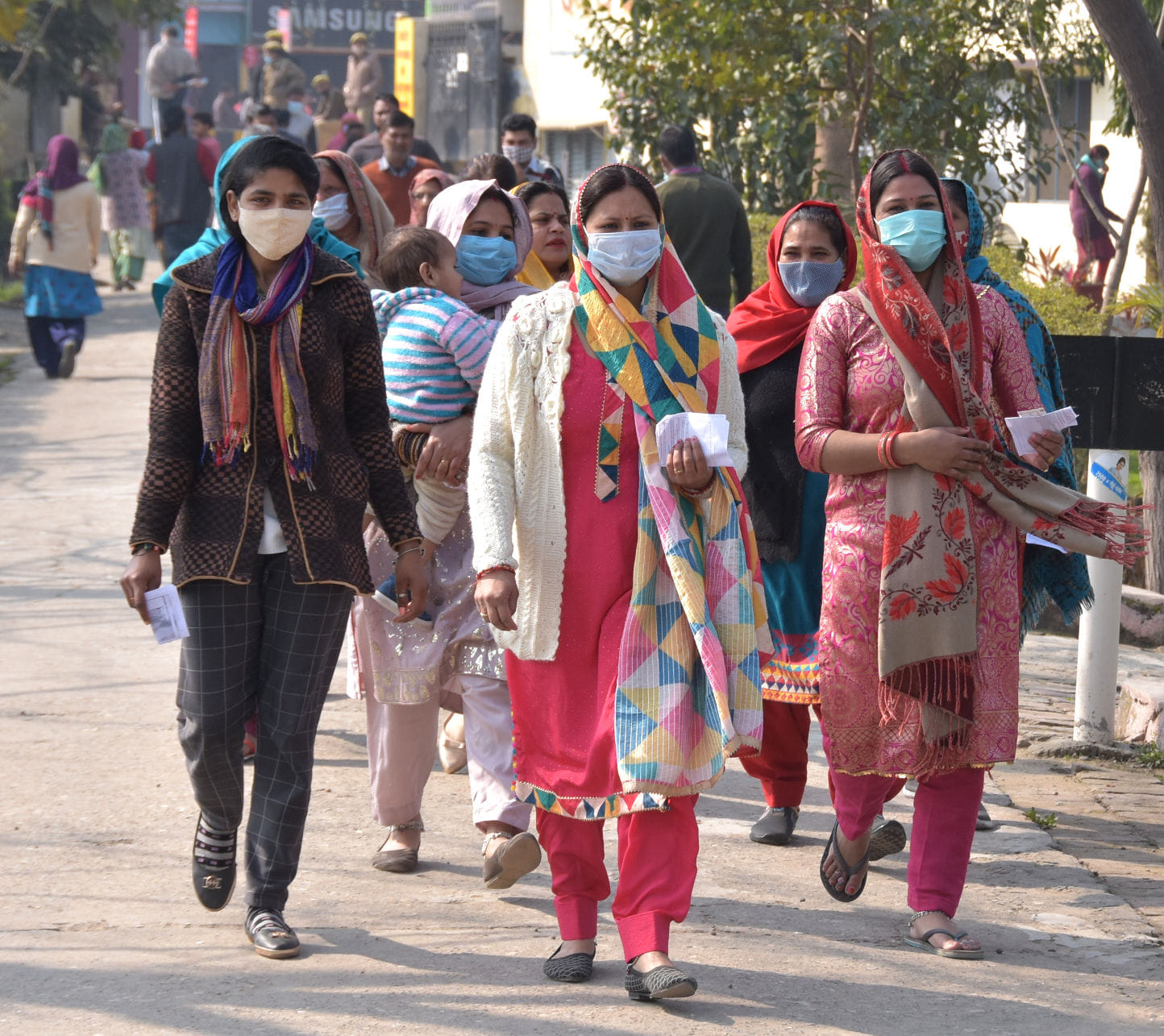 सरसावा के डीसी जैन इंटर कॉलेज में मतदान करने जाती महिलाऐं सरसावा के डीसी जैन इंटर कॉलेज में मतदान करने जाती महिलाऐं