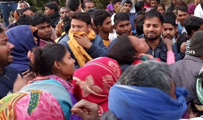 कंधई थाने के अमसौना में मारपीट में घायल इलाज के दौरान मृत युवक के बिलखते परिजन। संवाद कंधई थाने के अमसौना में मारपीट में घायल इलाज के दौरान मृत युवक के बिलखते परिजन। संवाद