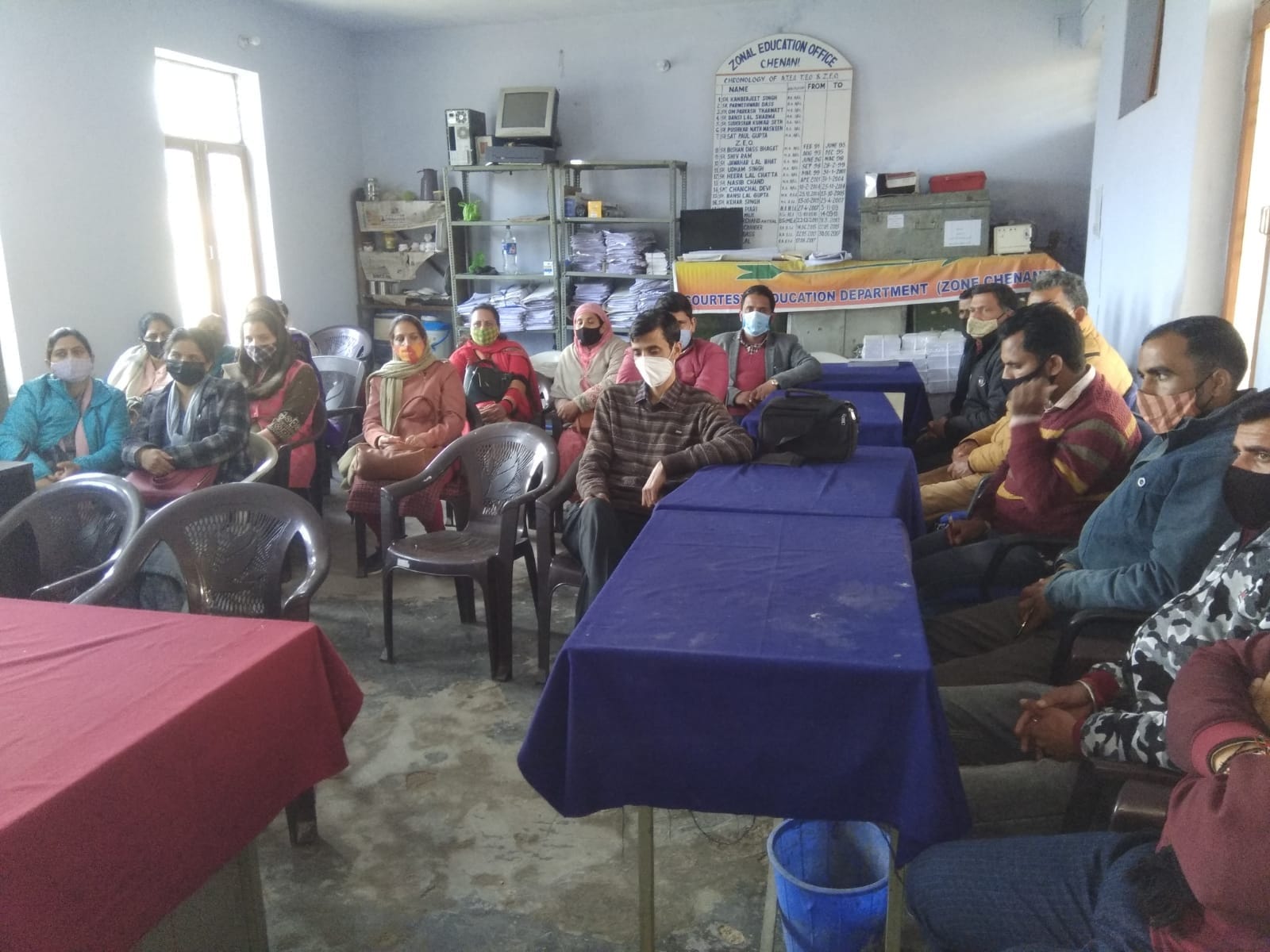 चिनैनी जैडईओ कार्यालय में बैठक के दौरान जैडईओ व मौजूद एचओआई:- संवाद चिनैनी जैडईओ कार्यालय में बैठक के दौरान जैडईओ व मौजूद एचओआई:- संवाद