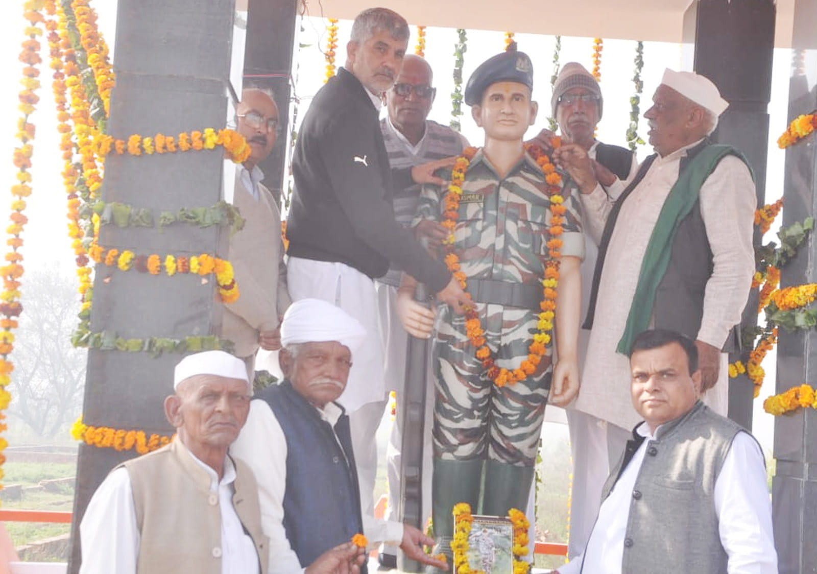 शामली में शहीद अमित कोरी की प्रतिमा पर माल्यार्पण करते हुए। शामली में शहीद अमित कोरी की प्रतिमा पर माल्यार्पण करते हुए।