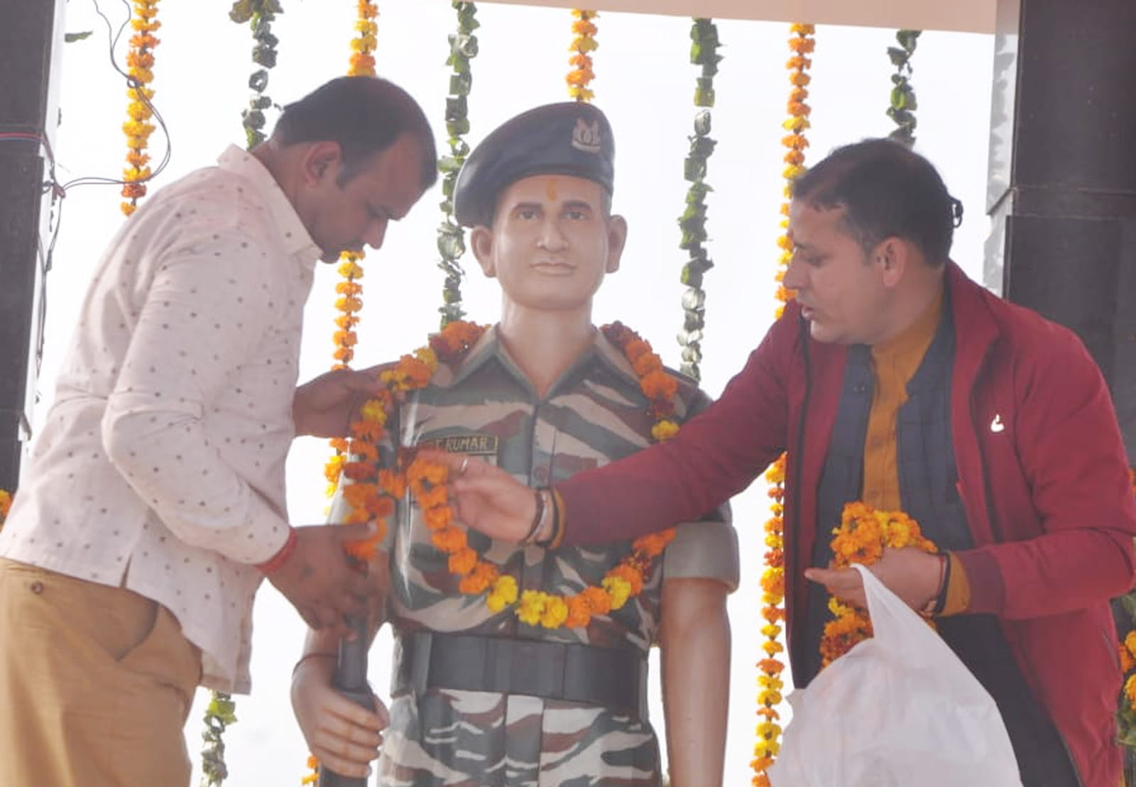 शामली में शहीद अमित कोरी की प्रतिमा पर माल्यार्पण करते हुए। शामली में शहीद अमित कोरी की प्रतिमा पर माल्यार्पण करते हुए।