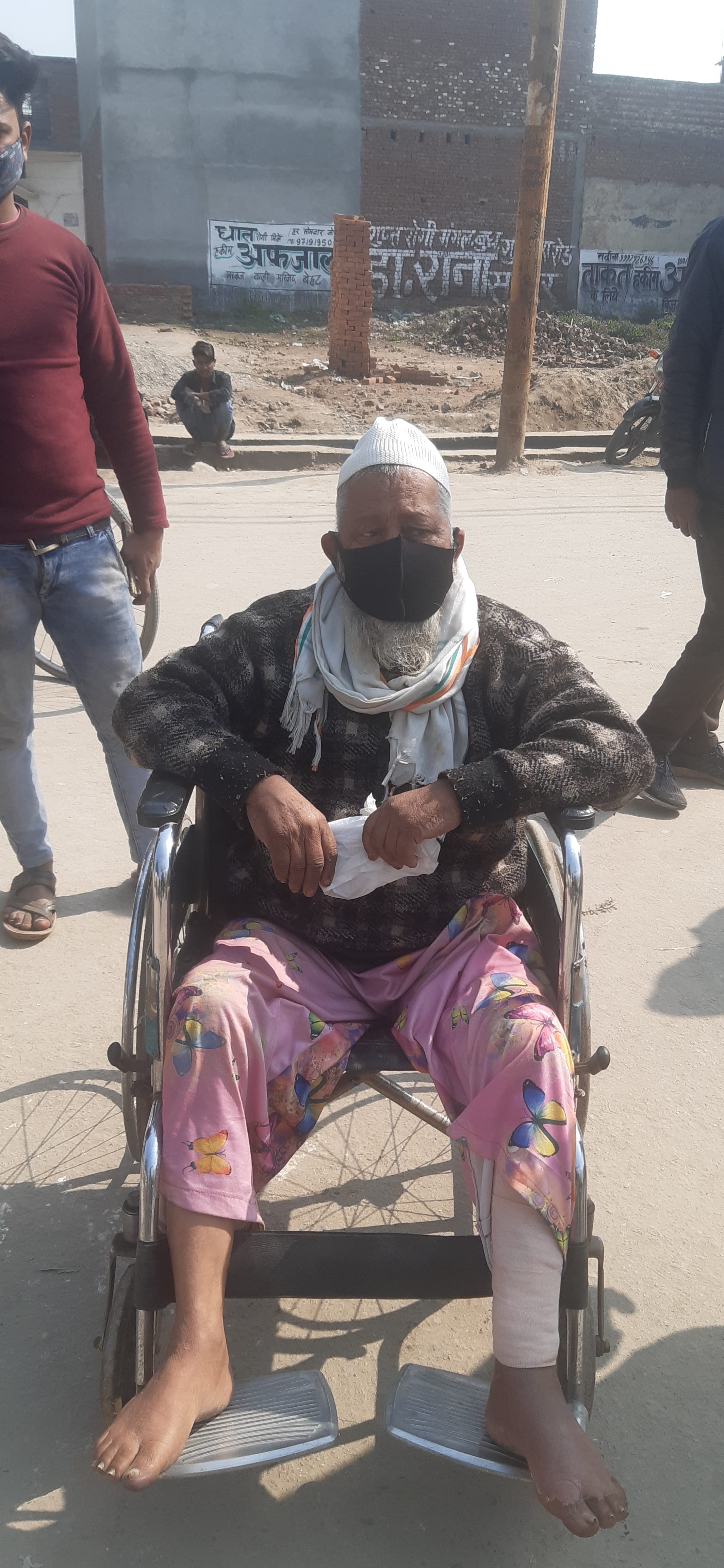 खाताखेड़ी में वोट डालने आए बुजुर्ग खाताखेड़ी में वोट डालने आए बुजुर्ग