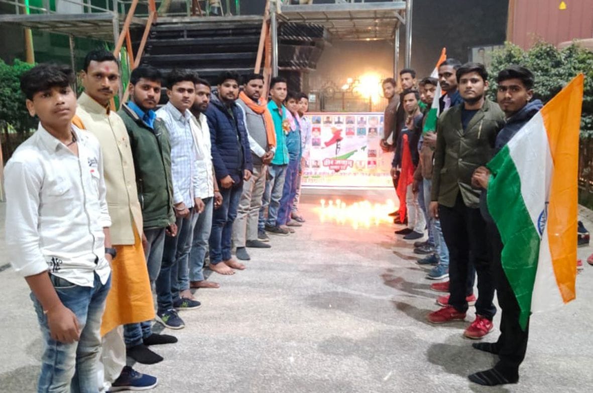 श्रद्धांजलि देते अखिल भारतीय विद्यार्थी परिषद अतरौली के पदाधिकारी। श्रद्धांजलि देते अखिल भारतीय विद्यार्थी परिषद अतरौली के पदाधिकारी।