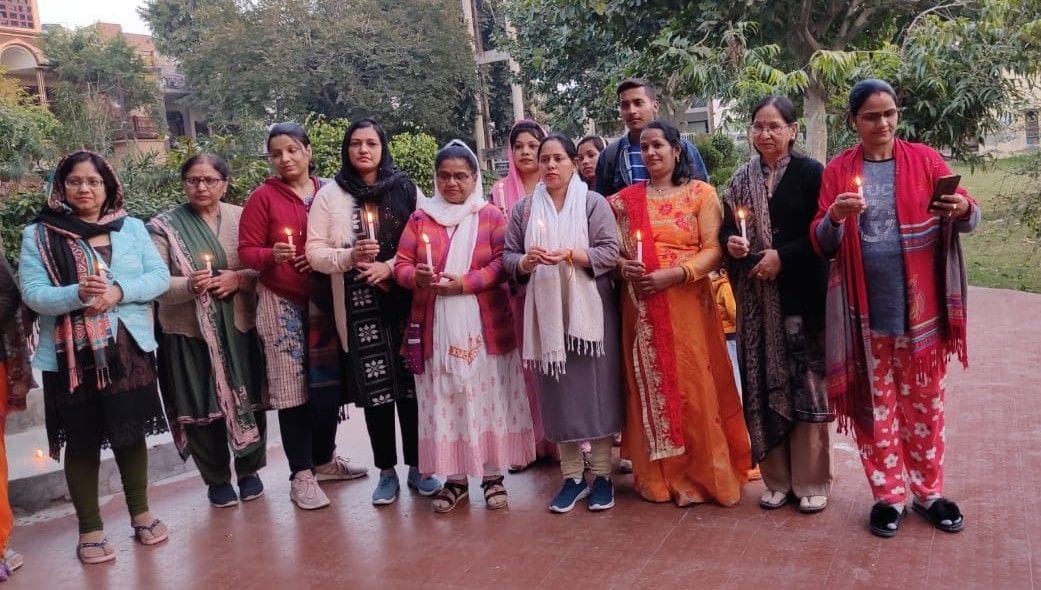 शहीदों को श्रद्धांजलि देती अखिल भारत हिंदू महासभा की पदाधिकारी। शहीदों को श्रद्धांजलि देती अखिल भारत हिंदू महासभा की पदाधिकारी।