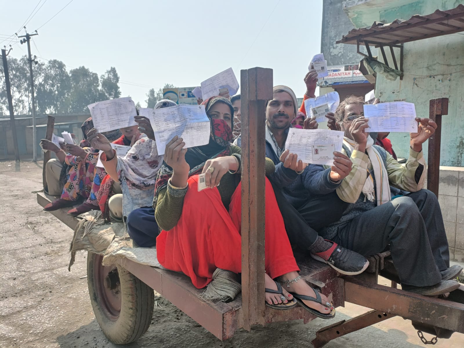 लखनौती में ट्रैक्टर बुग्गी पर बैठकर मतदान करने जाते मतदाता लखनौती में ट्रैक्टर बुग्गी पर बैठकर मतदान करने जाते मतदाता