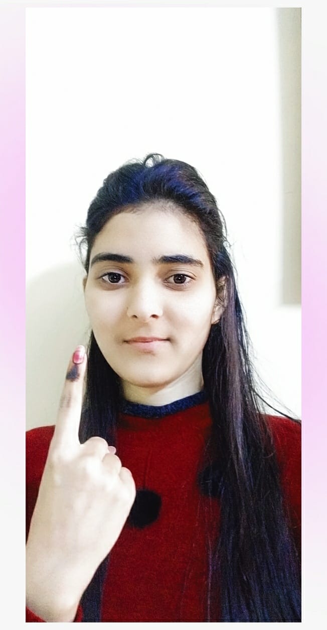 पहली बार वोट डालने वाली वैष्णवी भारद्वाज पहली बार वोट डालने वाली वैष्णवी भारद्वाज