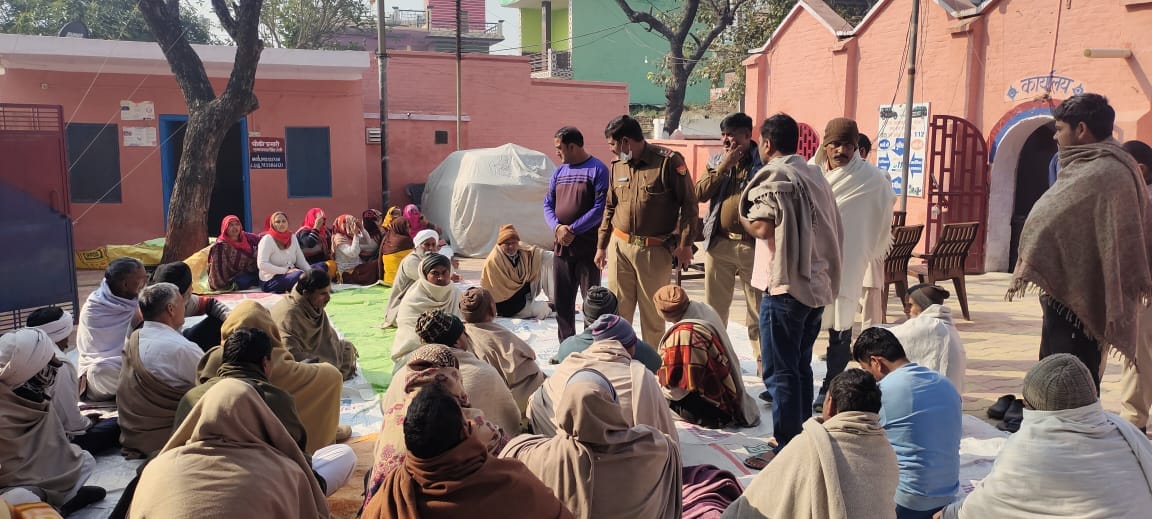 चौसाना पुलिस चौकी पर धरने पर बैठे खोड़समा के ग्रामीणों को समझाती पुलिस।