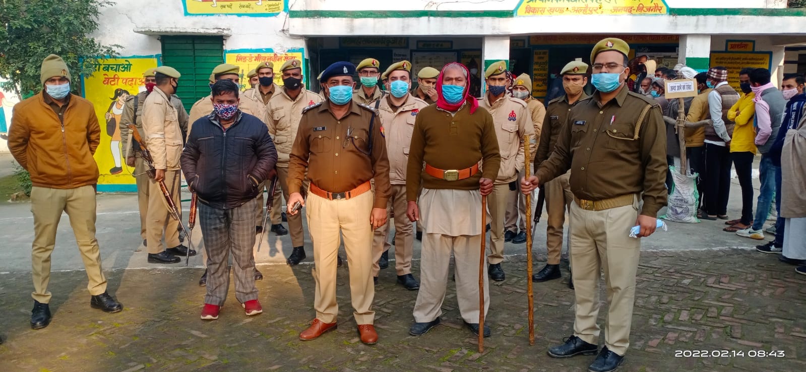 धामापुर में मतदान केंद्र पर पुलिस बल के साथ मौजूद कोतवाल पीके सिंह। धामापुर में मतदान केंद्र पर पुलिस बल के साथ मौजूद कोतवाल पीके सिंह।