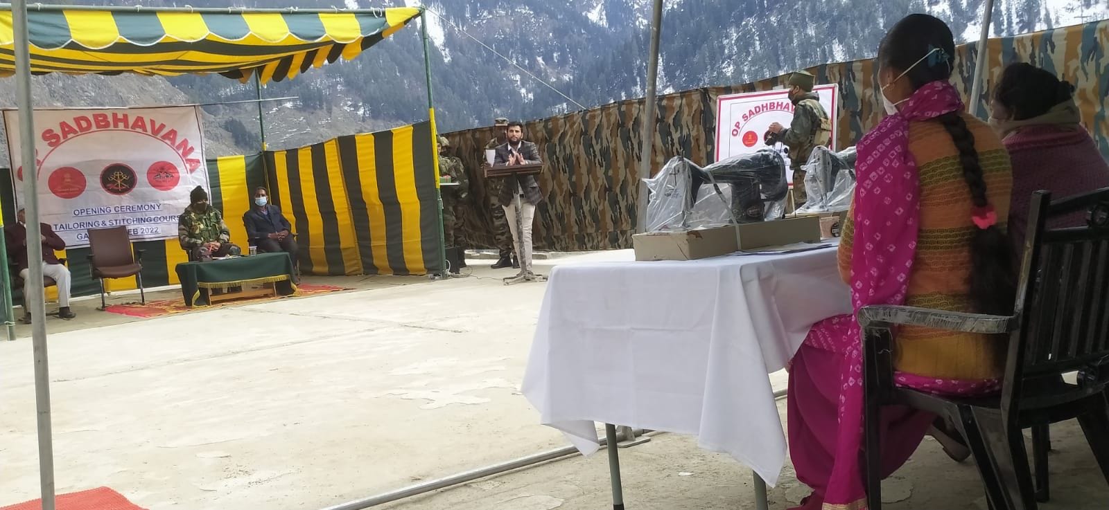 फोटो...जिले के गाहन इलाके में सेना ने महिला शक्तिकरण को लेकर सिलाई केंद्र खोला।