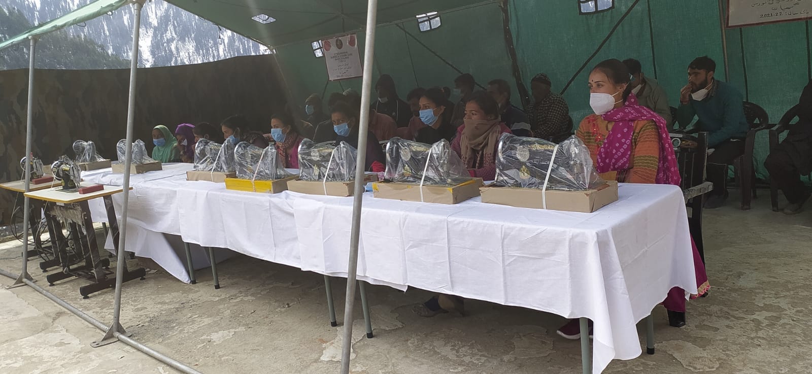 फोटो...जिले के गाहन इलाके में सेना ने महिला शक्तिकरण को लेकर सिलाई केंद्र खोला।