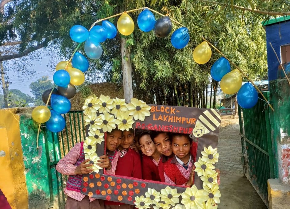 सेल्फी लेते बच्चे