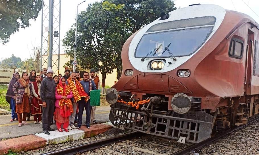 मनवाल रेलवे स्टेशन पर दो वर्ष डीएमय को हरी झंडी दिखा कर रवाना करते स्टेशन मास्टर व स्थानीय निवास? मनवाल रेलवे स्टेशन पर दो वर्ष डीएमय को हरी झंडी दिखा कर रवाना करते स्टेशन मास्टर व स्थानीय निवास?