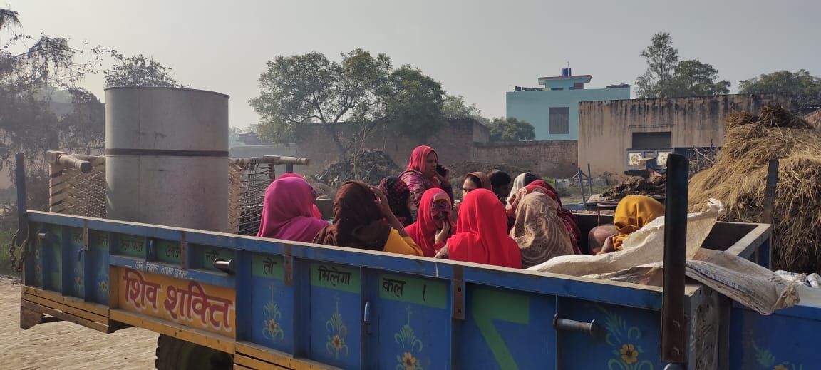 खोड़समा गांव में घर का सामान ट्रैक्टर-ट्राली में लादकर पुलिस चौकी के लिए रवाना होती महिलाएं।
