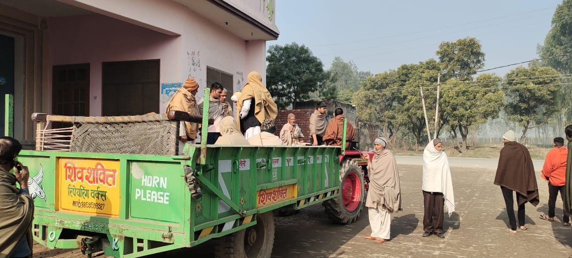 खोड़समा गांव में घर का सामान ट्रैक्टर-ट्राली में लादकर पुलिस चौकी के लिए रवाना होते ग्रामीण।