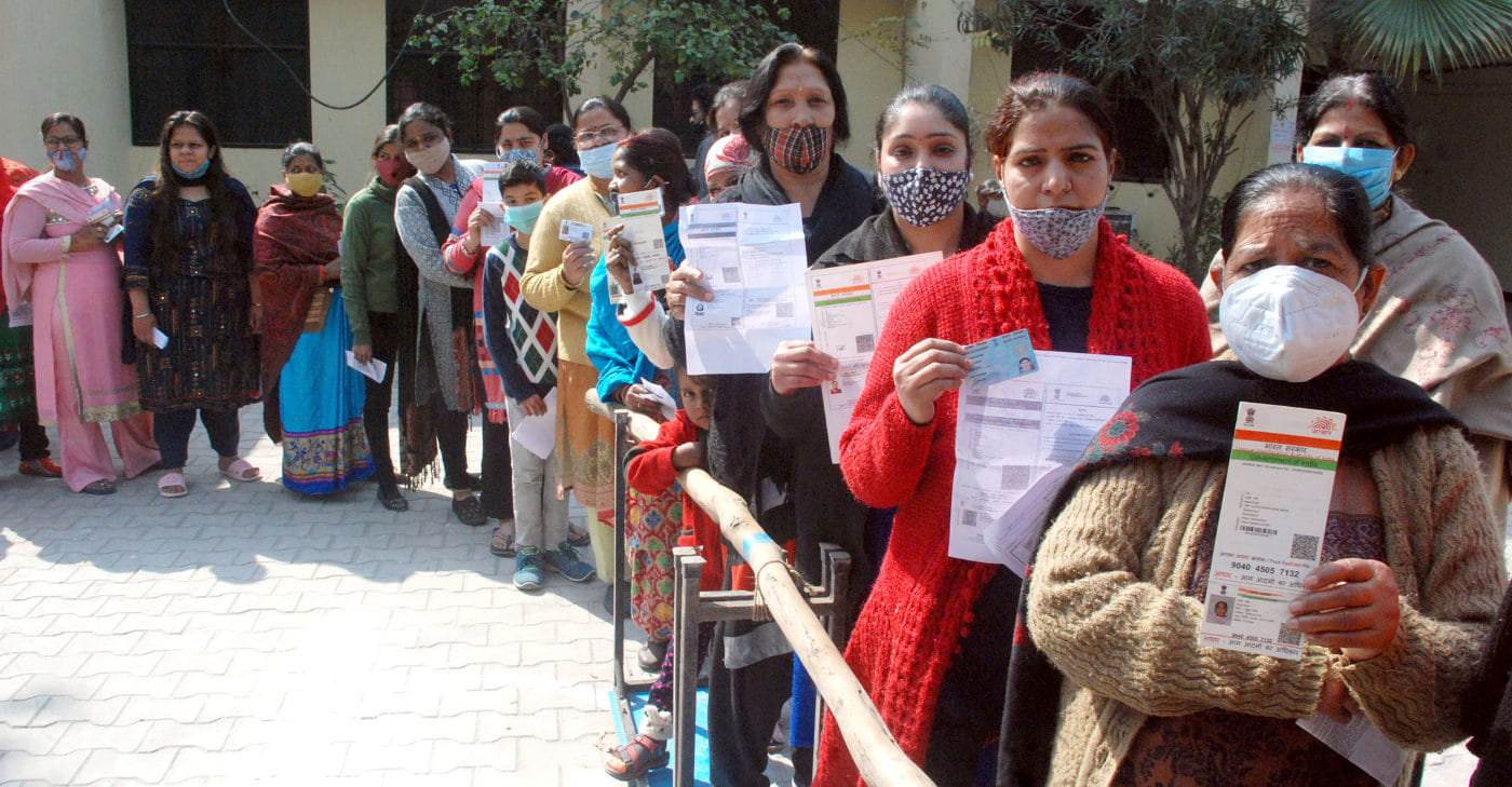 सहारनपुर में वोट डालने के लिये लगी लाइन सहारनपुर में वोट डालने के लिये लगी लाइन