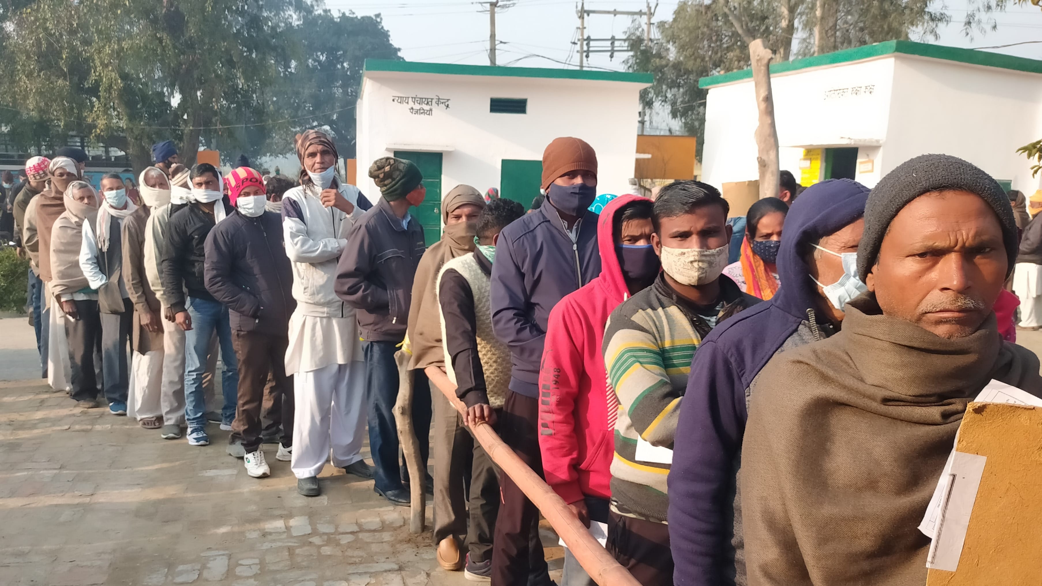 हल्दौर के गांव पैजनियां में मतदाताओं की लगी लंबी कतारें।