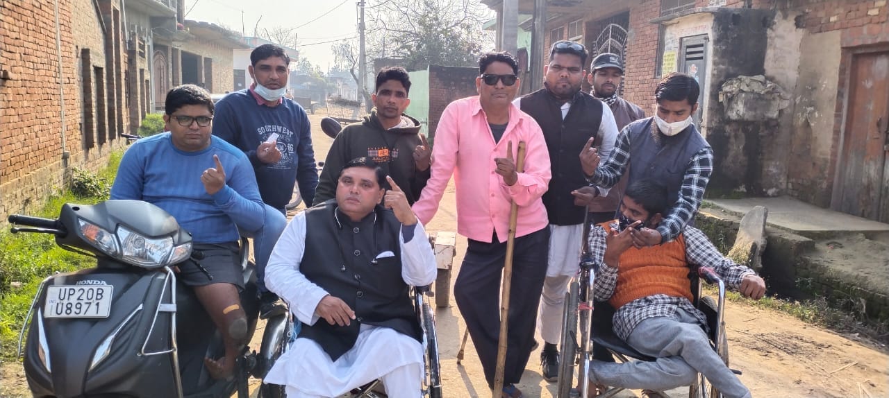 शेरकोट में लगी मतदाताओं की लाइन शेरकोट में लगी मतदाताओं की लाइन शेरकोट में लगी मतदाताओं की लाइन शेरकोट में लगी मतदाताओं की लाइन