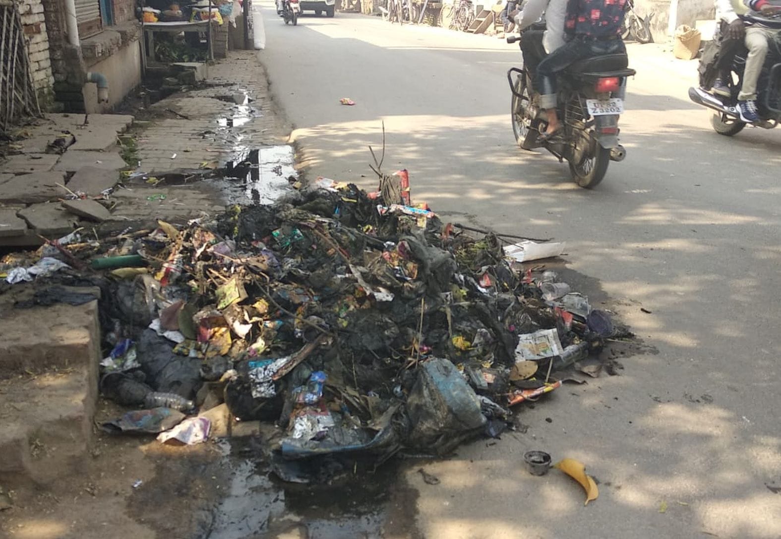 शहर के मोहल्ला बीबीगंज में रोड किनारे लगी नाले से निकाली गई सिल्ट। संवाद
