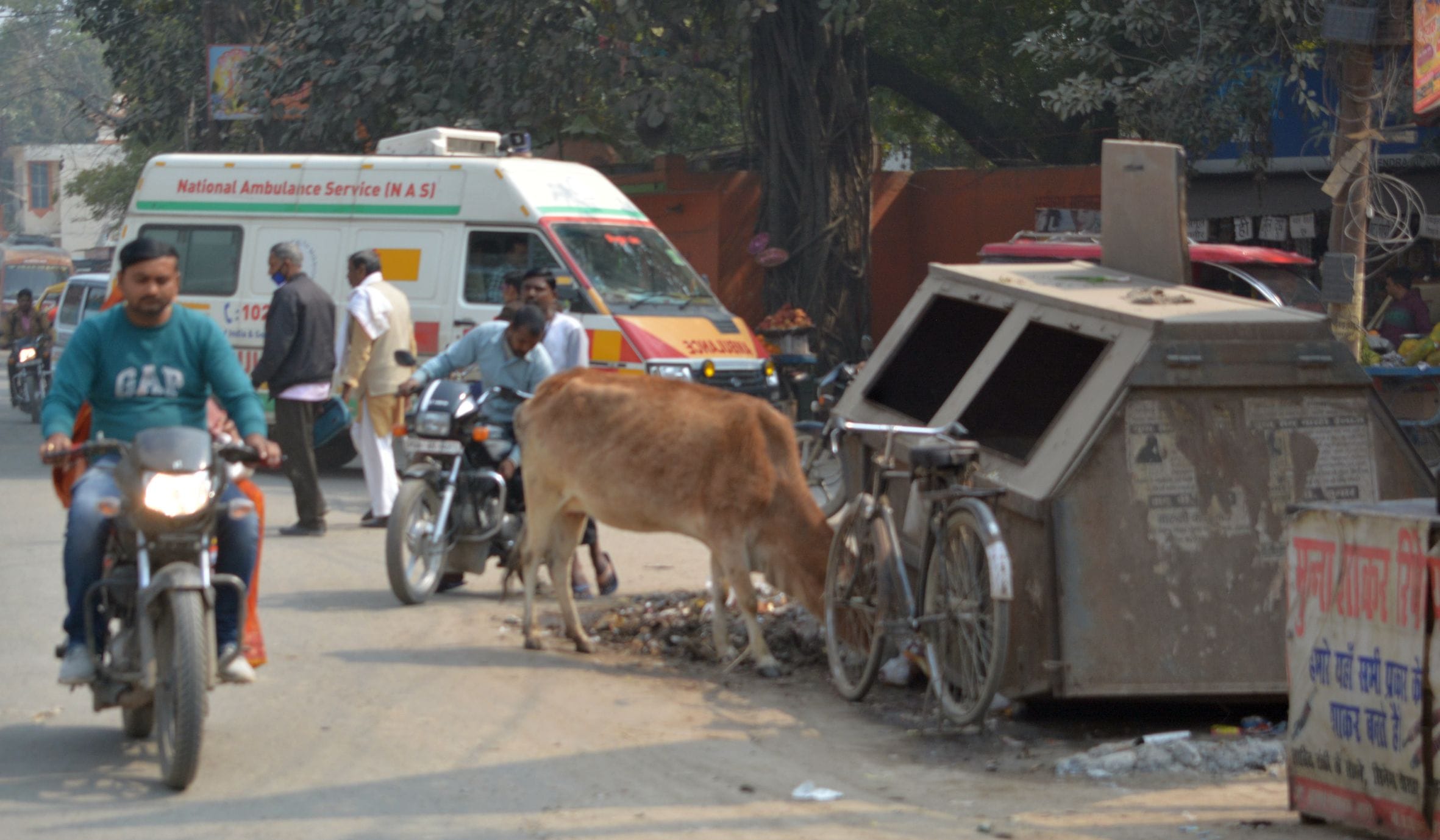 फोटो-2- मौनी बाबा मंदिर तिराहे पर रोड पर रखा कूड़ादान फोटो-2- मौनी बाबा मंदिर तिराहे पर रोड पर रखा कूड़ादान