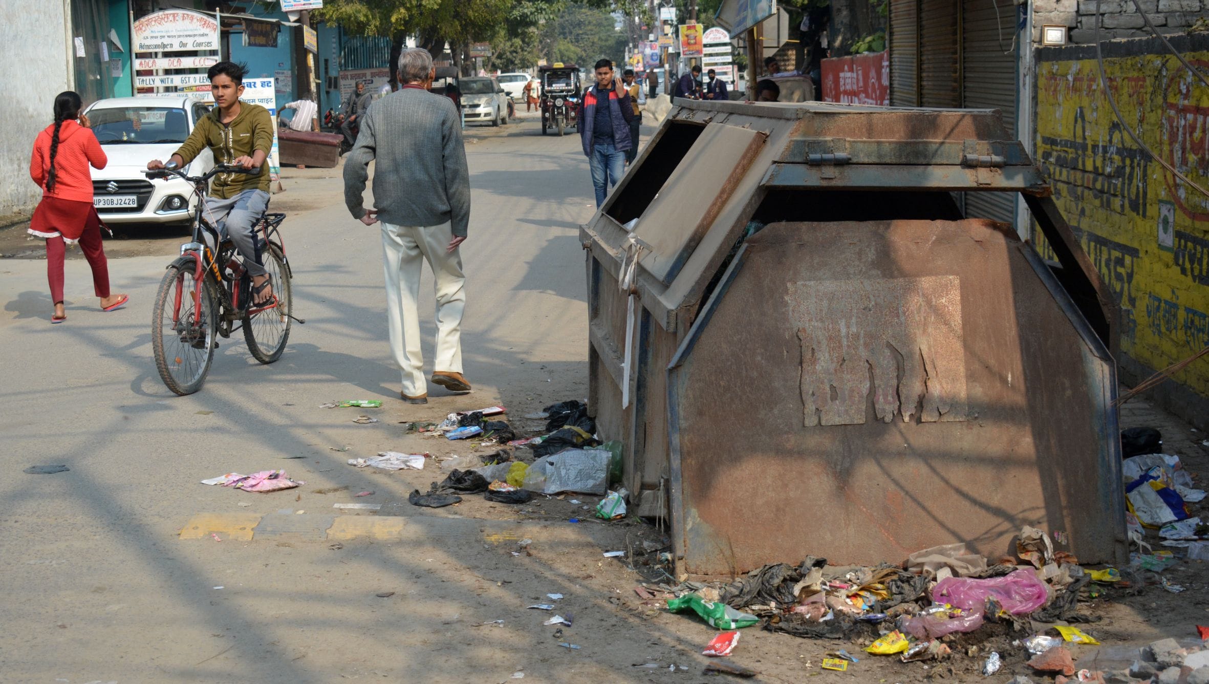 फोटो-4-लखनऊ रोड पर आवास विकास के पास रखा कूड़ादान फोटो-4-लखनऊ रोड पर आवास विकास के पास रखा कूड़ादान