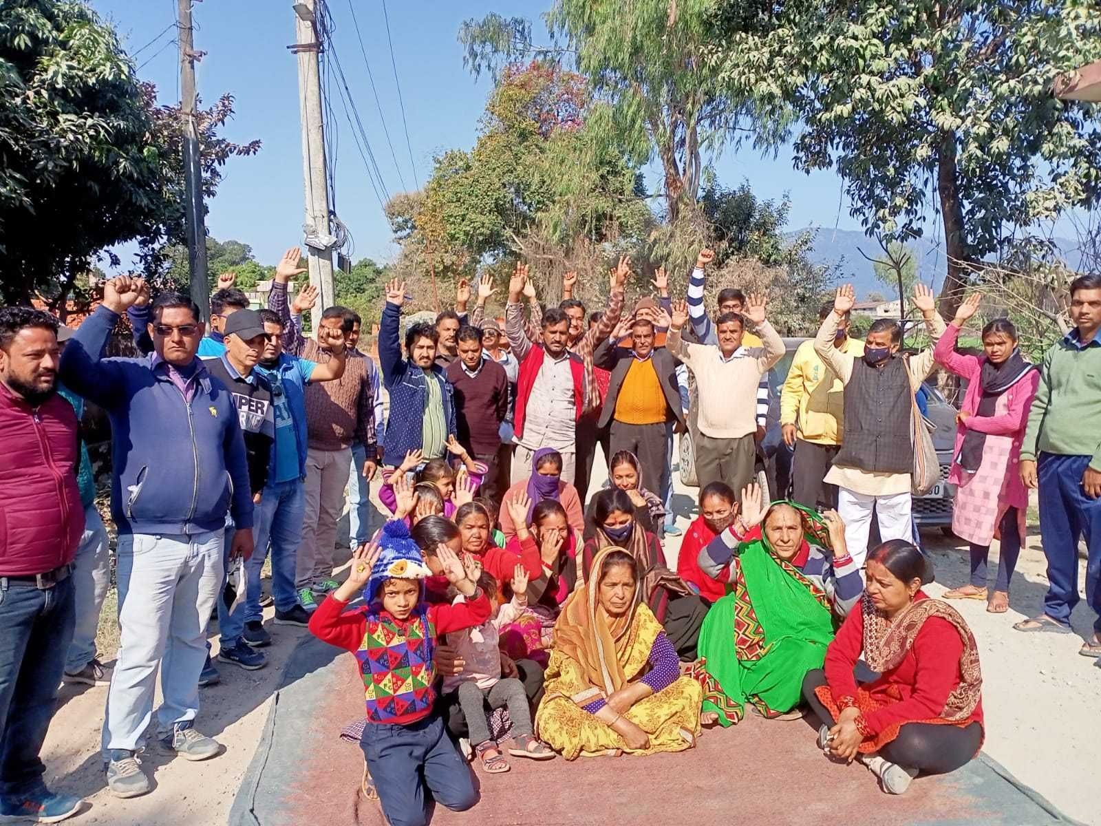 खनन स्टॉक से हो रही परेशानी के विरोध में टनकपुर के ज्ञानखेड़ा में प्रदर्शन करते ग्रामीण। संवाद न? खनन स्टॉक से हो रही परेशानी के विरोध में टनकपुर के ज्ञानखेड़ा में प्रदर्शन करते ग्रामीण। संवाद न?