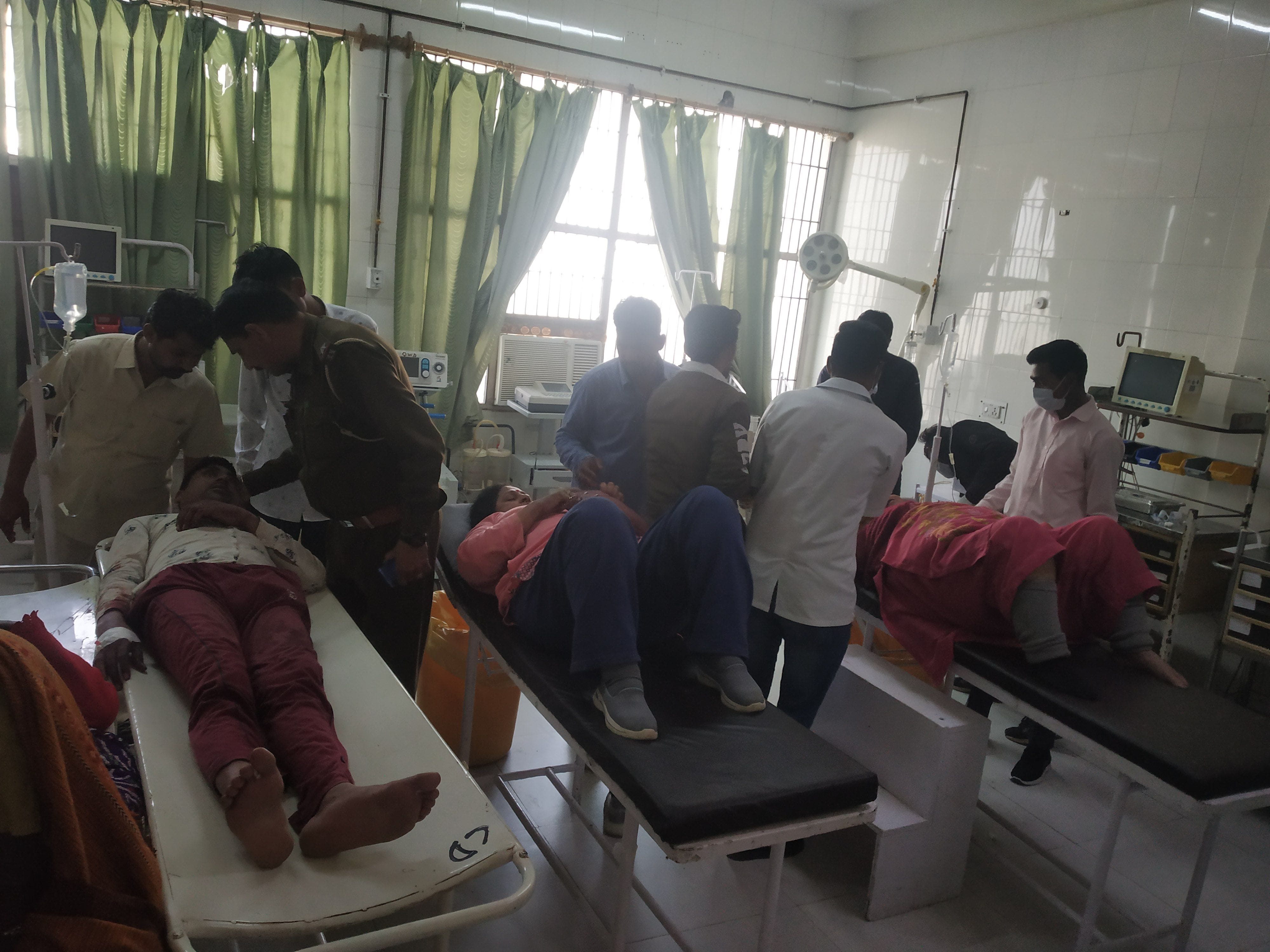 नागरिक अस्पताल में भर्ती सड़क हादसे में घायल लोग ।