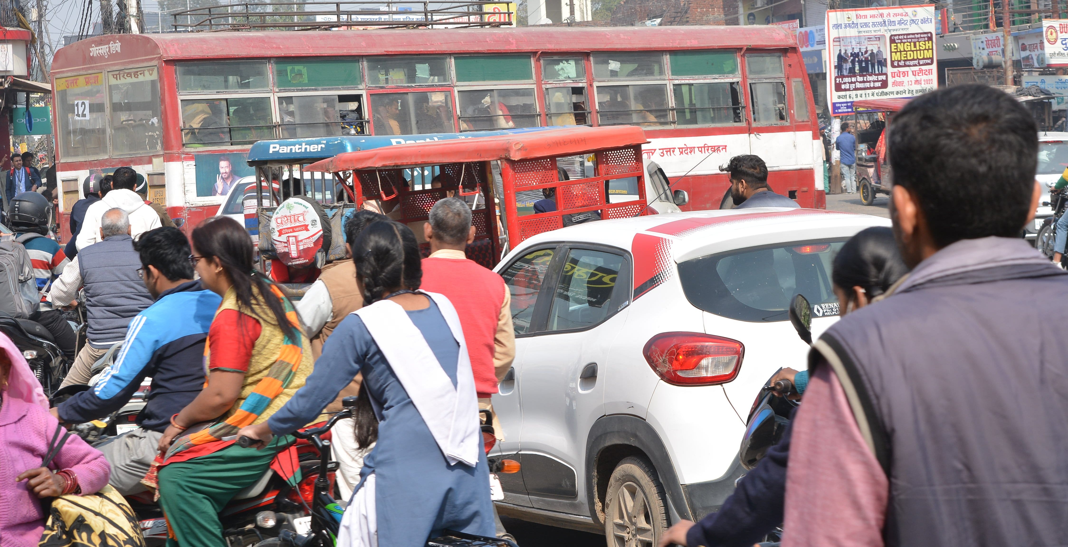 मुजफ्फरनगर के महावीर चौकम पर रोडवेज बस के गलत साइड में जाने से लगा जाम। मुजफ्फरनगर के महावीर चौकम पर रोडवेज बस के गलत साइड में जाने से लगा जाम।