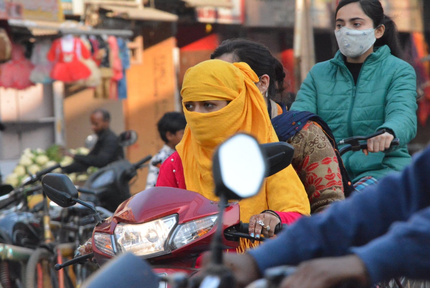 मुजफ्फरनगर में घटते कोरोना संक्रमण के बाद कोविड नियमो का पालन करते नागरिक। मुजफ्फरनगर में घटते कोरोना संक्रमण के बाद कोविड नियमो का पालन करते नागरिक।