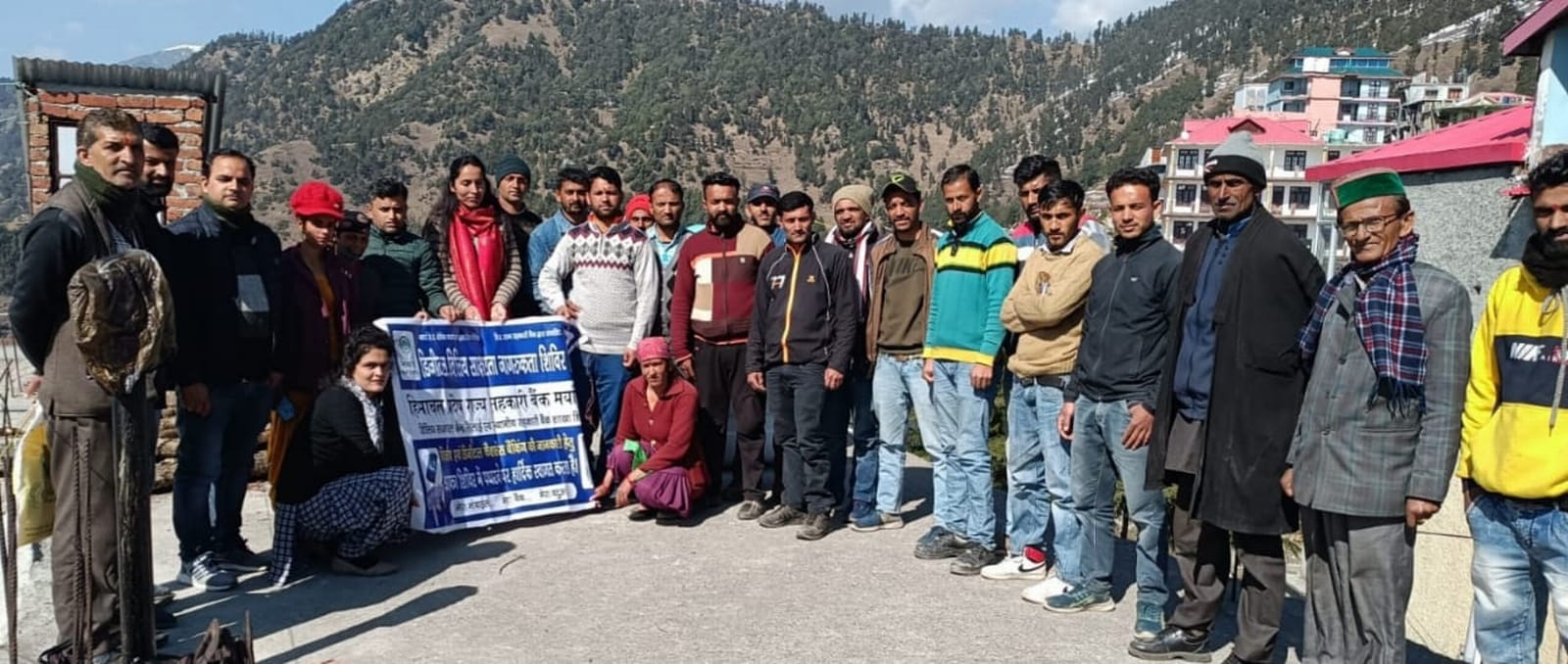 हरिपुरधार में राज्य सहकारी बैंक की संगड़ाह की ओर से लगाए शिविर के दौरान स्थानीय लोग।