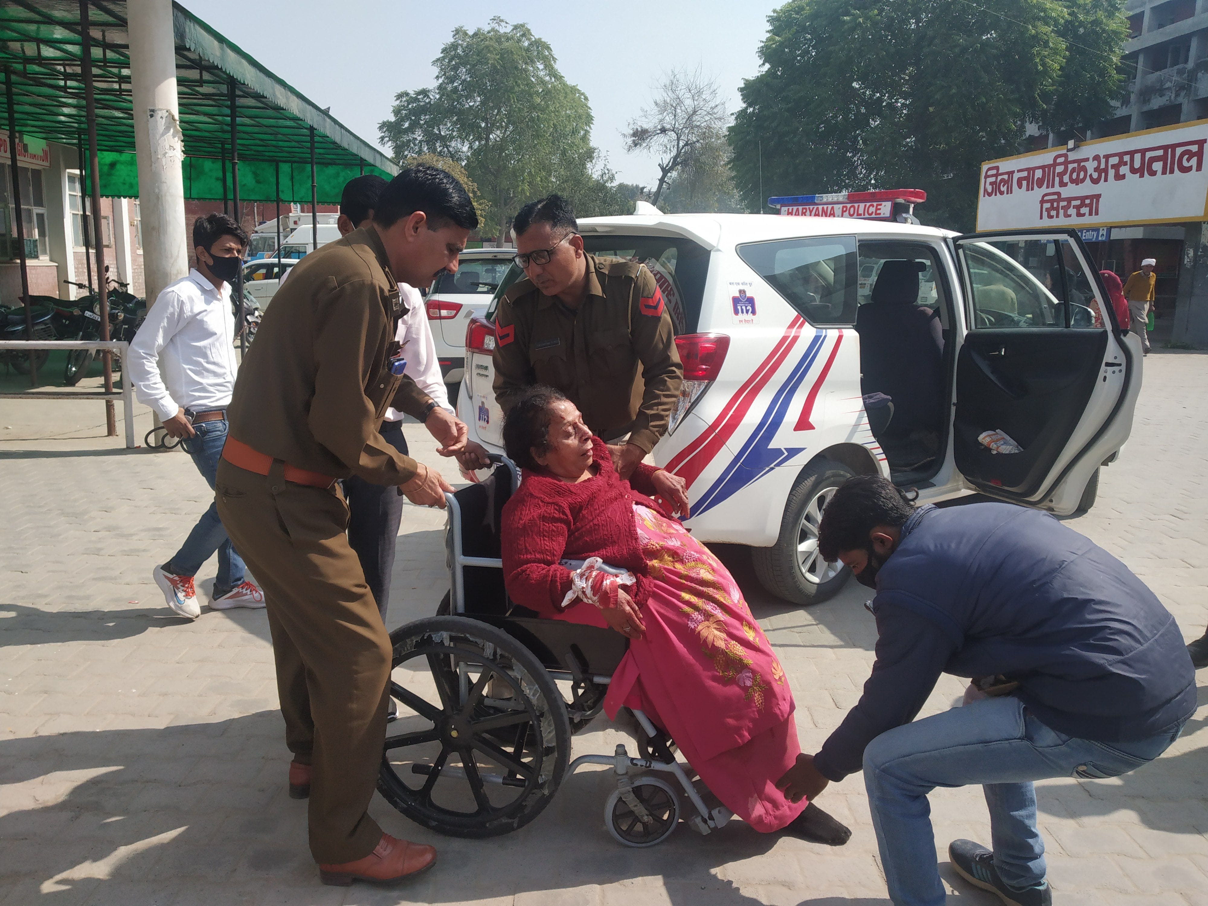 बाइपास रोड पर सड़क हादसे में घायलों को नागरिक अस्पताल में लेकर पहुंचे पुलिस कर्मी। 