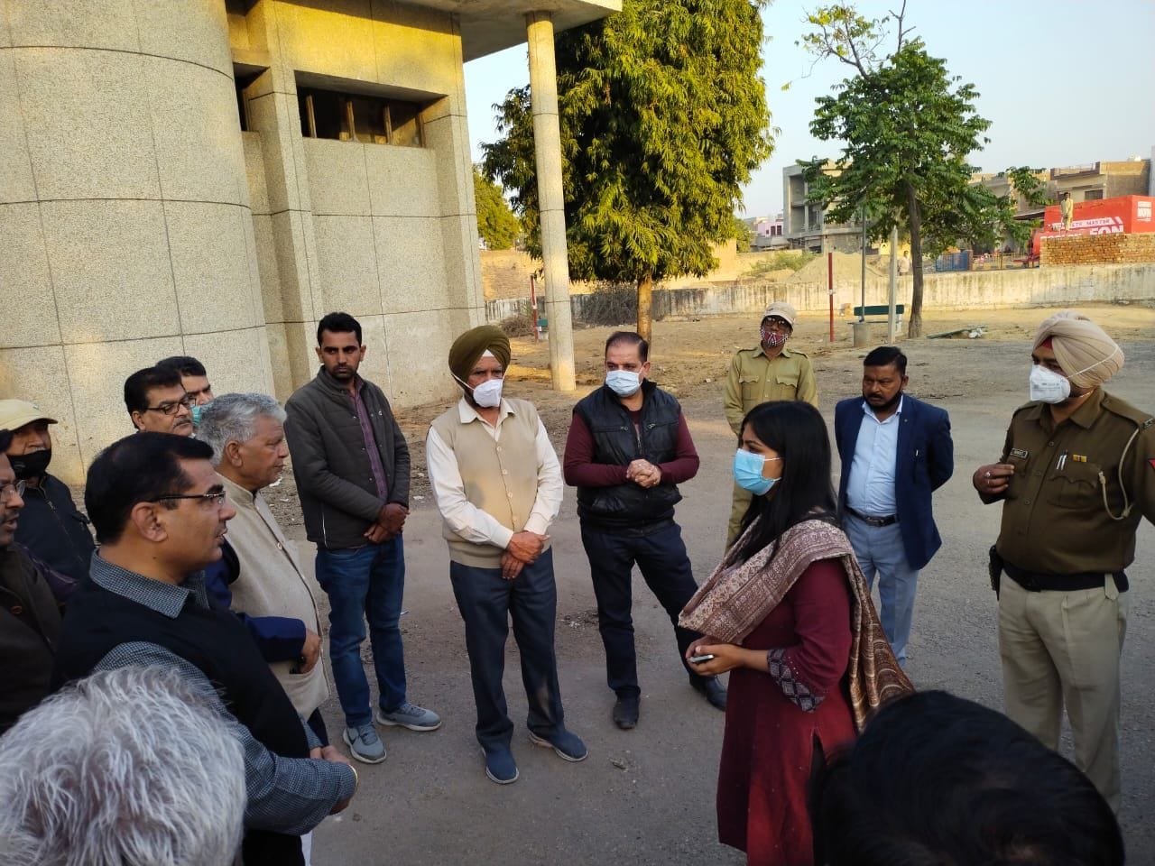 एफ-ब्लॉक में निरीक्षण के दौरान नगर आयुक्त को समस्या बताते ब्लॉक निवासी लोग। एफ-ब्लॉक में निरीक्षण के दौरान नगर आयुक्त को समस्या बताते ब्लॉक निवासी लोग।