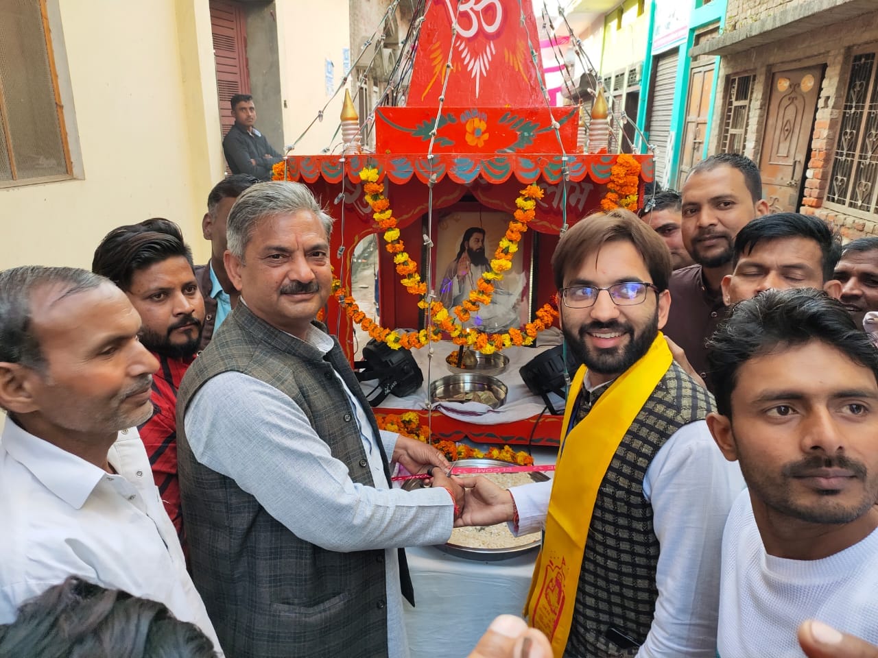 थानाभवन में संत रविदास जयंती शोभायात्रा में शामिल समाजसेवी संजय शर्मा व अनमोल गर्ग। थानाभवन में संत रविदास जयंती शोभायात्रा में शामिल समाजसेवी संजय शर्मा व अनमोल गर्ग।